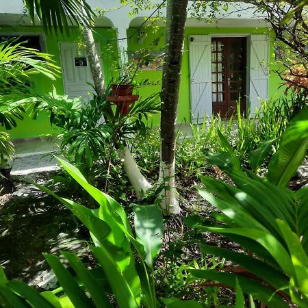 Ferienwohnung Le Jardin De Massieux Bouillante Exterior foto