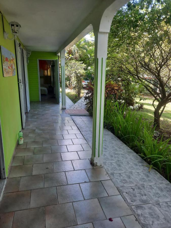 Ferienwohnung Le Jardin De Massieux Bouillante Exterior foto