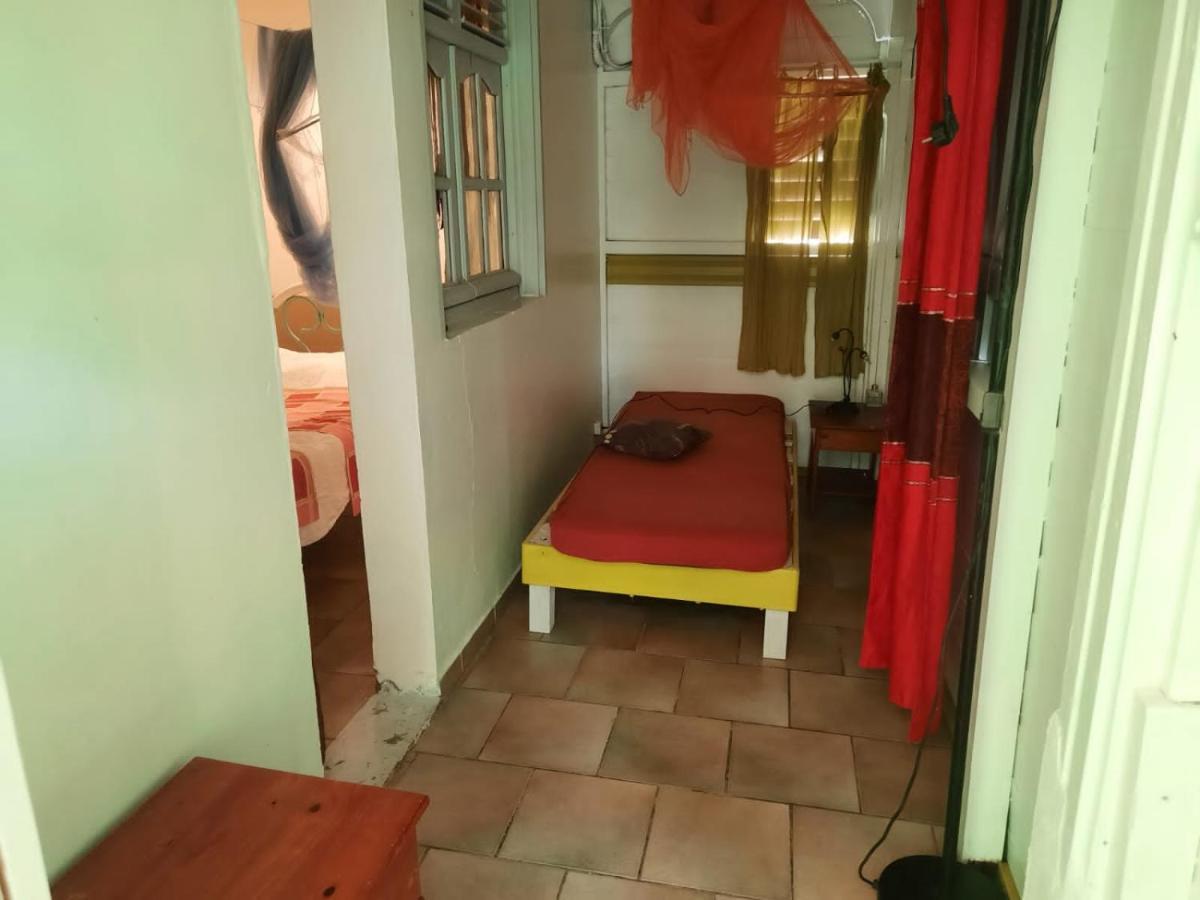Ferienwohnung Le Jardin De Massieux Bouillante Exterior foto