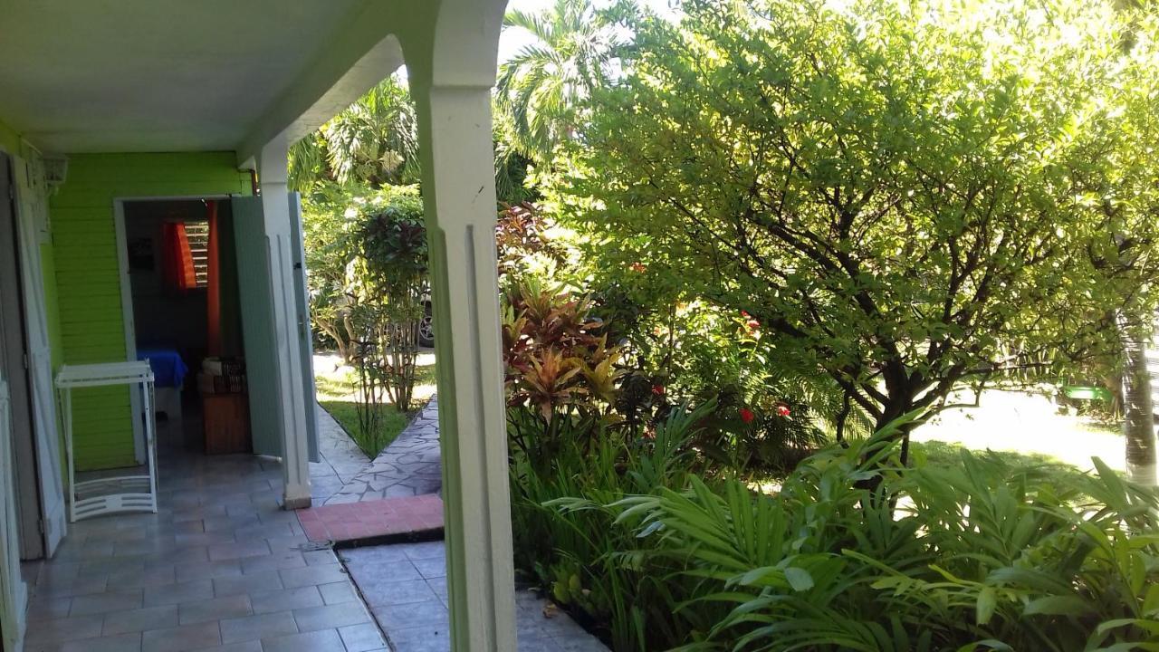 Ferienwohnung Le Jardin De Massieux Bouillante Exterior foto